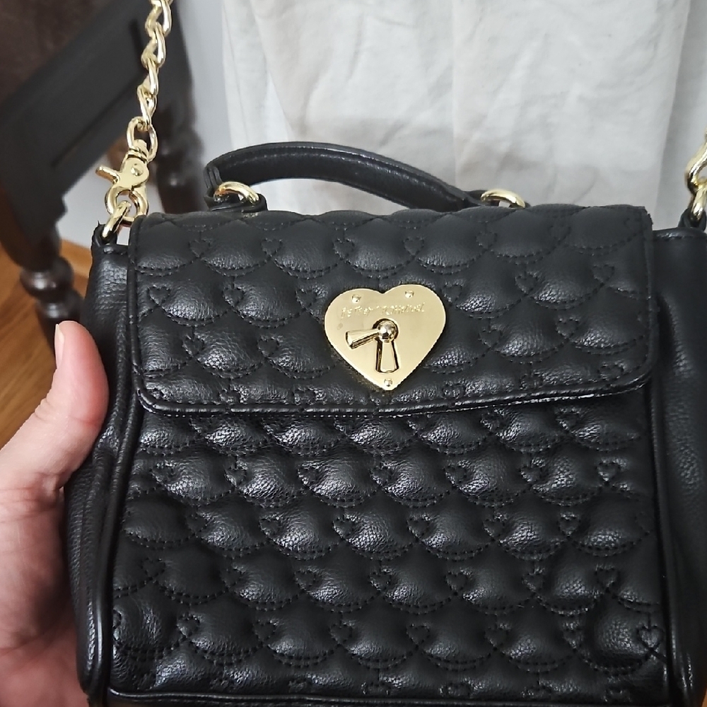 Chic Black Quilted Crossbody Bag with Gold Accents - Picture 16 of 16